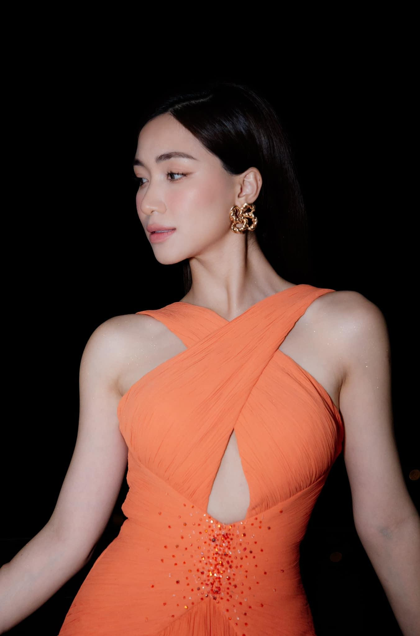 Có thể nói, từ sau khi “đường ai nấy đi” với doanh nhân Minh Hải, đây là lần hiếm hoi Hòa Minzy diện đồ gợi cảm như vậy.