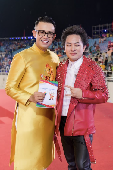 MC Đức Bảo chụp ảnh lưu niệm cùng Diva Hồng Nhung và Divo Tùng Dương. MC Đức Bảo chụp ảnh lưu niệm cùng Diva Hồng Nhung và Divo Tùng Dương.