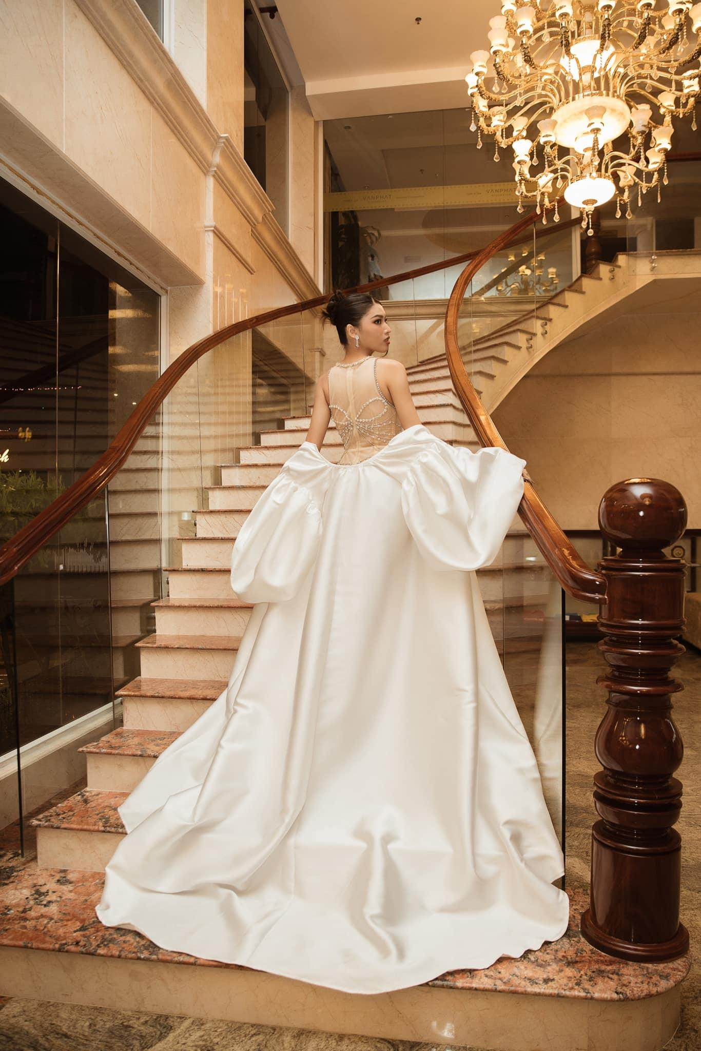 Á hậu Ngọc Thảo được xem là một trong những mỹ nhân Việt sở hữu số đo ba vòng đẹp nhất. Với chiều cao 1m74, Ngọc Thảo sở hữu đôi chân dài 1,1m cùng số đo 3 vòng nóng bỏng lần lượt là 85-63-92cm.