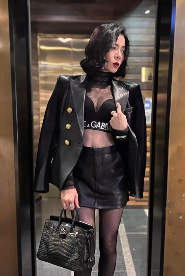 Nữ ca sĩ thường chiêm nghiệm về cuộc sống, tình yêu.