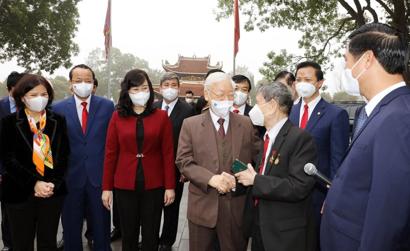 Tổng Bí thư Nguyễn Phú Trọng trò chuyện với Nhà giáo nhân dân, Anh hùng Lao động Nguyễn Đức Thìn tại Đền Đô