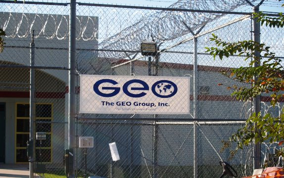 Nhà tù tư nhân Mỹ hốt bạc nhờ bóc lột người nhập cư ảnh 1