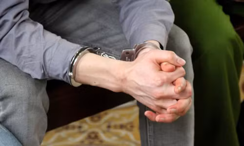 Bị cáo Lê Văn Luyện nắm chắt đôi tay khi nghe gia đình bị hại nói