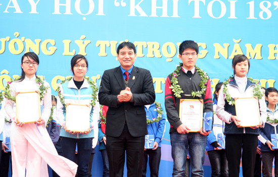 Linh Huyền (thứ hai từ trái sang phải)cùng với bốn gương mặt khác tại lễ vinh danh 