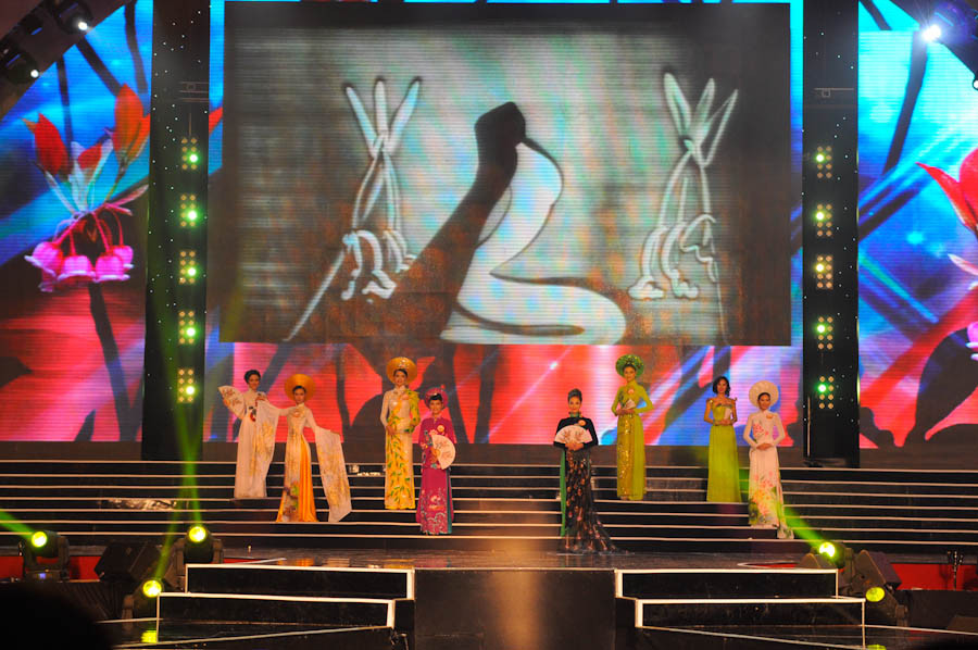 Nghệ sĩ tranh cát Trí Đức trình diễn . Ảnh: Công Khanh