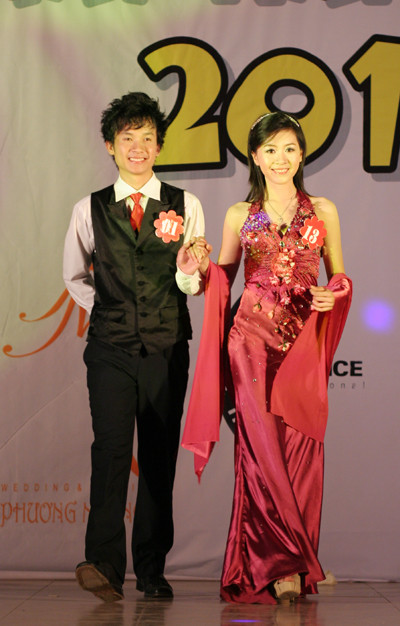 Anuson và Đỗ Bích Ngọc trong phần thi trang phục tự chọn