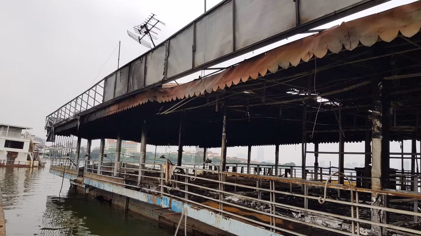Du thuyền xa hoa thành phế thải án ngữ hồ Tây ảnh 7