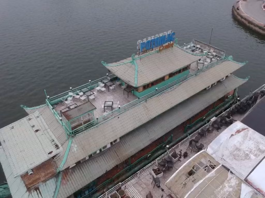 Du thuyền xa hoa thành phế thải án ngữ hồ Tây ảnh 3