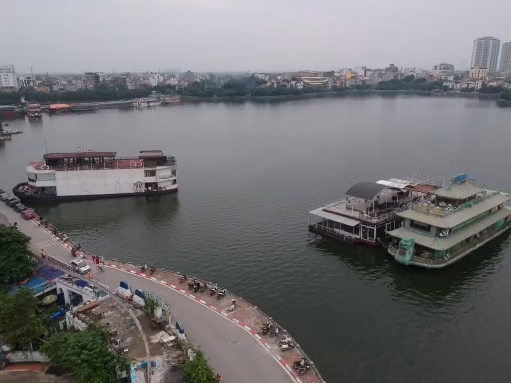 Du thuyền xa hoa thành phế thải án ngữ hồ Tây ảnh 9