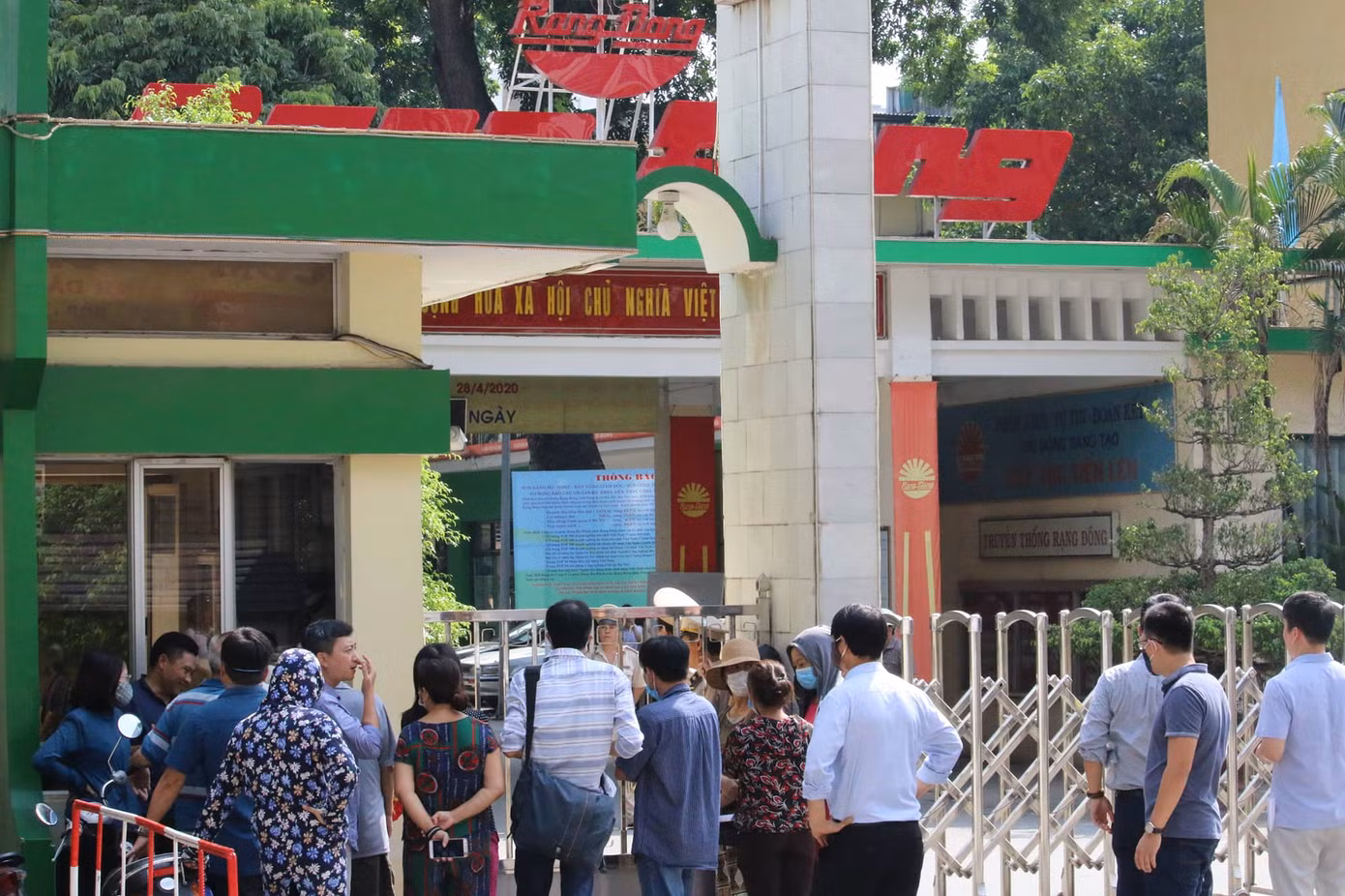 Sau cuộc họp của Chủ tịch Hà Nội: Hàng trăm người dân đến khám bệnh miễn phí ảnh 1