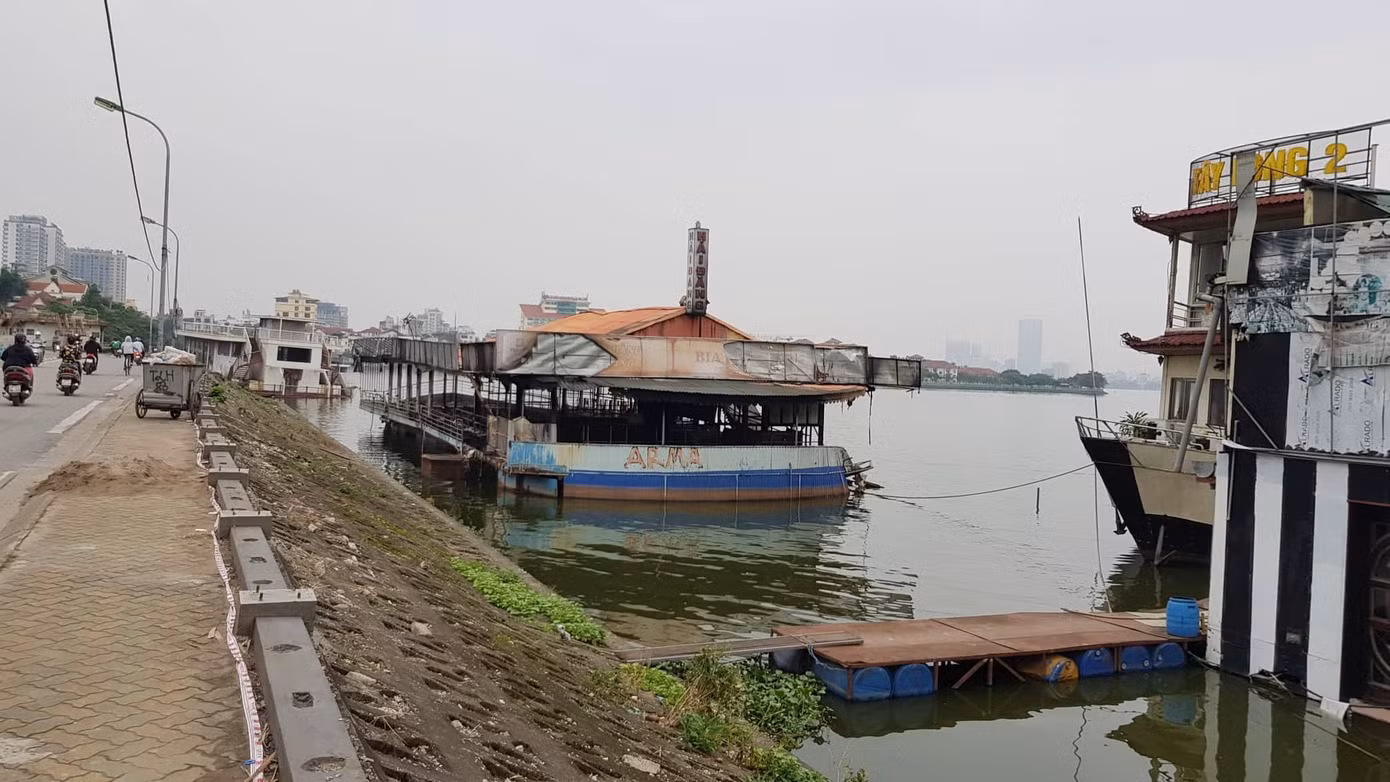 Du thuyền xa hoa thành phế thải án ngữ hồ Tây ảnh 6