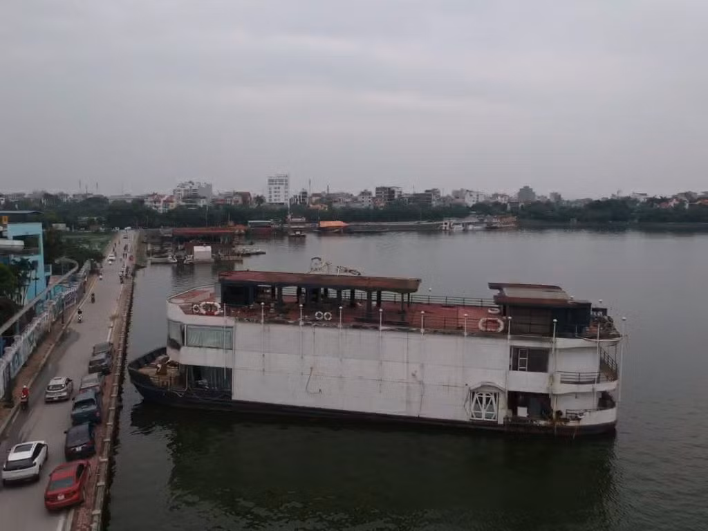 Du thuyền xa hoa thành phế thải án ngữ hồ Tây ảnh 4