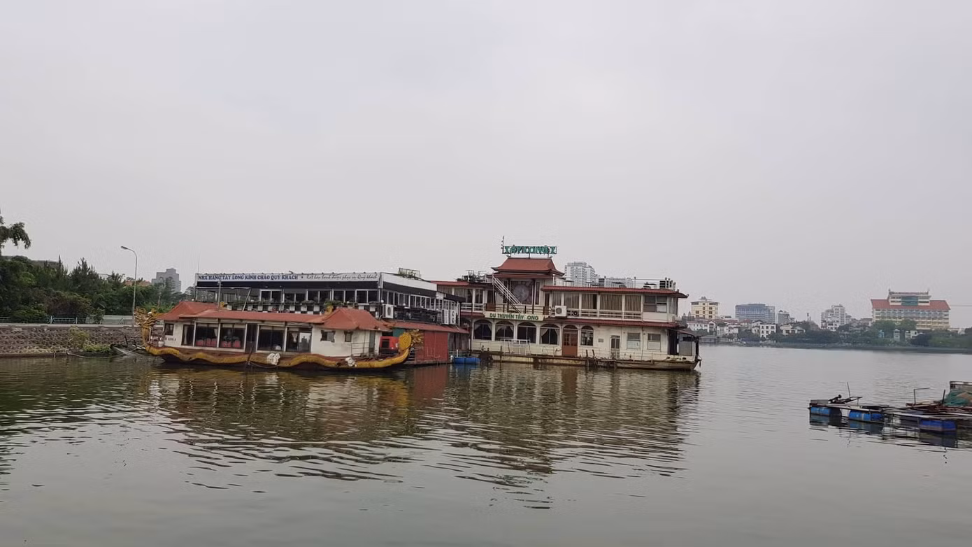 Du thuyền xa hoa thành phế thải án ngữ hồ Tây ảnh 5