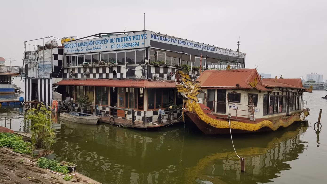 Du thuyền xa hoa thành phế thải án ngữ hồ Tây ảnh 2