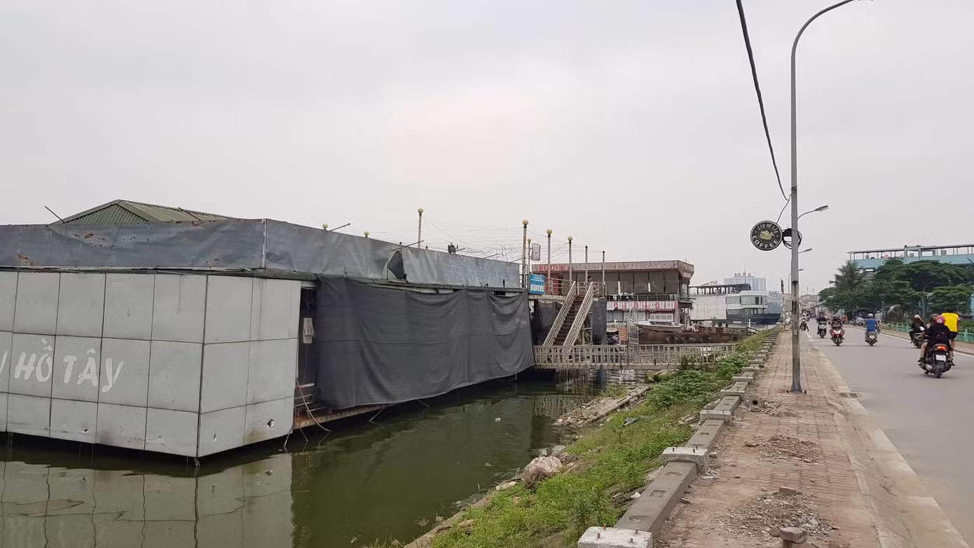 Du thuyền xa hoa thành phế thải án ngữ hồ Tây ảnh 10