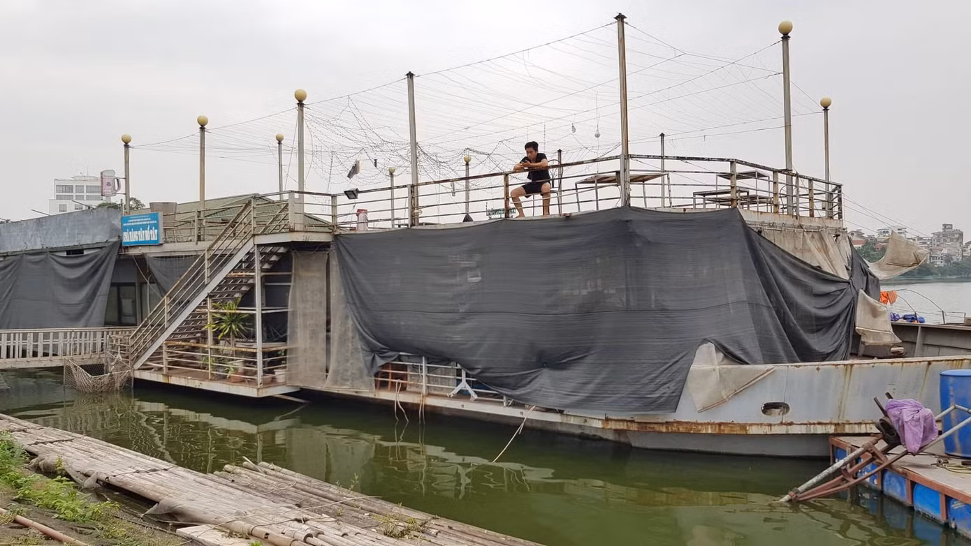 Du thuyền xa hoa thành phế thải án ngữ hồ Tây ảnh 1
