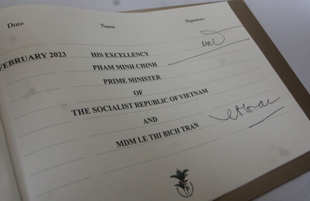 Chữ ký của Thủ tướng và Phu nhân tại Lễ đặt tên hoa lan. Ảnh: Văn Kiên