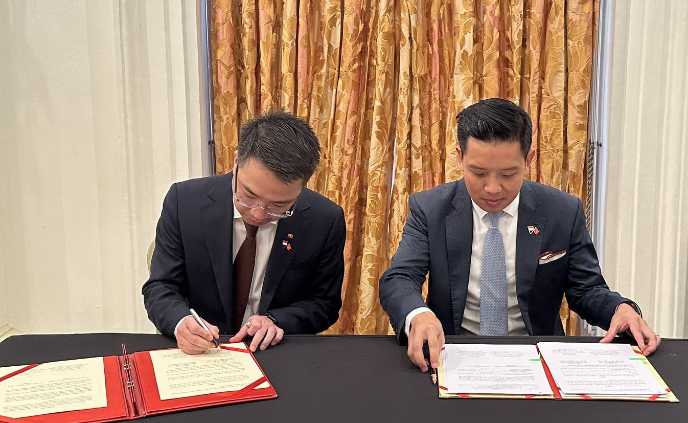 Đại diện Uỷ ban Quốc gia về Thanh niên Việt Nam và Hội đồng Thanh niên Quốc gia Singapore ký biên bản ghi nhớ về hợp tác thanh niên hai nước.