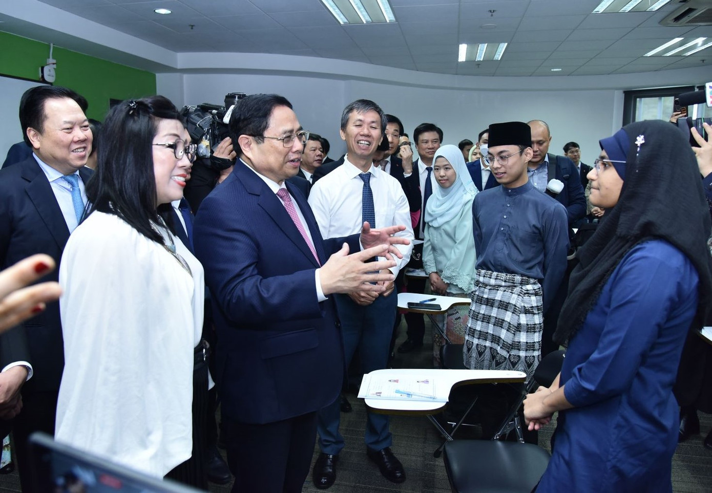 Thủ tướng và Phu nhân trò chuyện với các sinh viên học tiếng Việt tại Đại học Quốc gia Brunei Thủ tướng và Phu nhân trò chuyện với các sinh viên học tiếng Việt tại Đại học Quốc gia Brunei