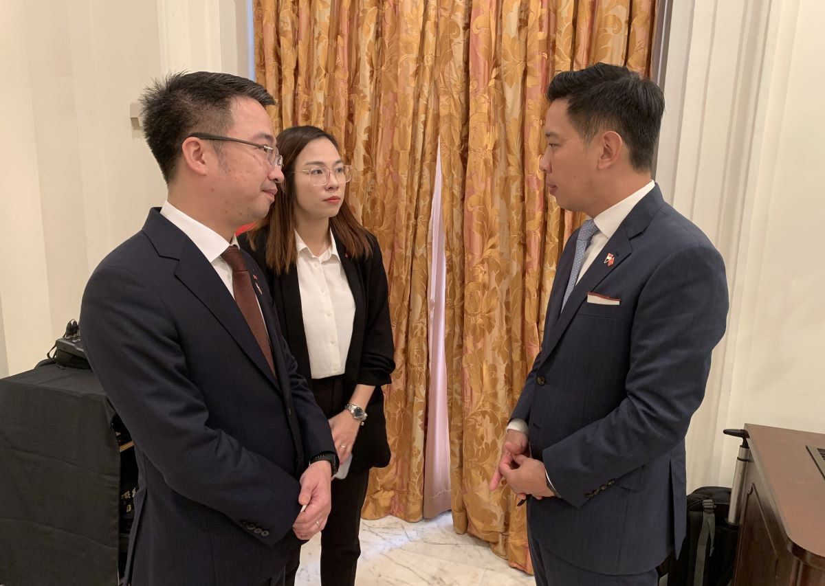 Anh Nguyễn Tường Lâm và ông Alvin Tan, Quốc vụ khanh Bộ Văn hóa, Cộng đồng và Thanh niên Singapore, Phó Chủ tịch Hội đồng Thanh niên Quốc gia Singapore. Ảnh: Hoài Minh