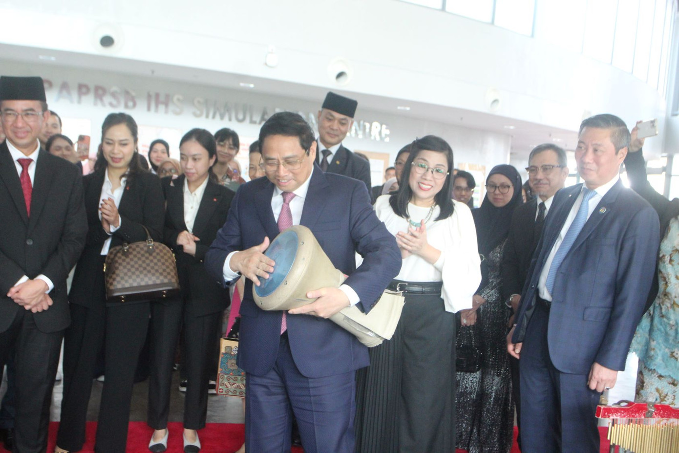 Thủ tướng dùng thử nhạc cụ mà các sinh viên Brunei đang biểu diễn. Ảnh: Văn Kiên Thủ tướng dùng thử nhạc cụ mà các sinh viên Brunei đang biểu diễn. Ảnh: Văn Kiên