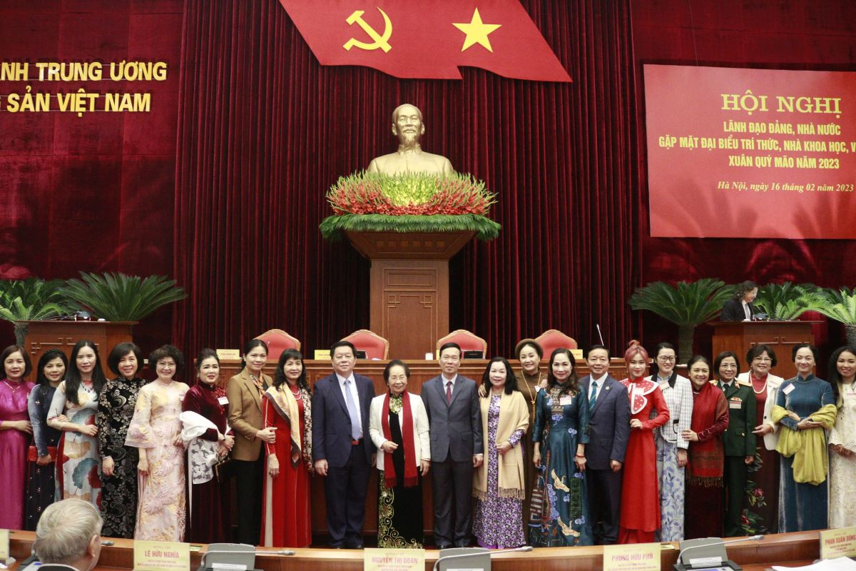 Lãnh đạo Đảng, Nhà nước và các đại biểu đại diện cho giới trí thức, nhà khoa học, văn nghệ sĩ tiêu biểu.