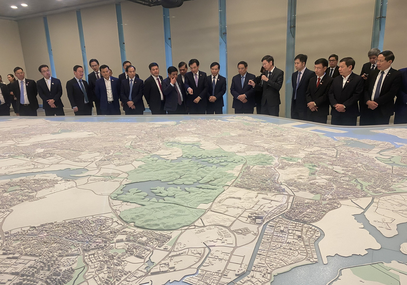 Đại diện URA giới thiệu với Thủ tướng về quy hoạch quốc gia Singapore. Ảnh: Văn Kiên