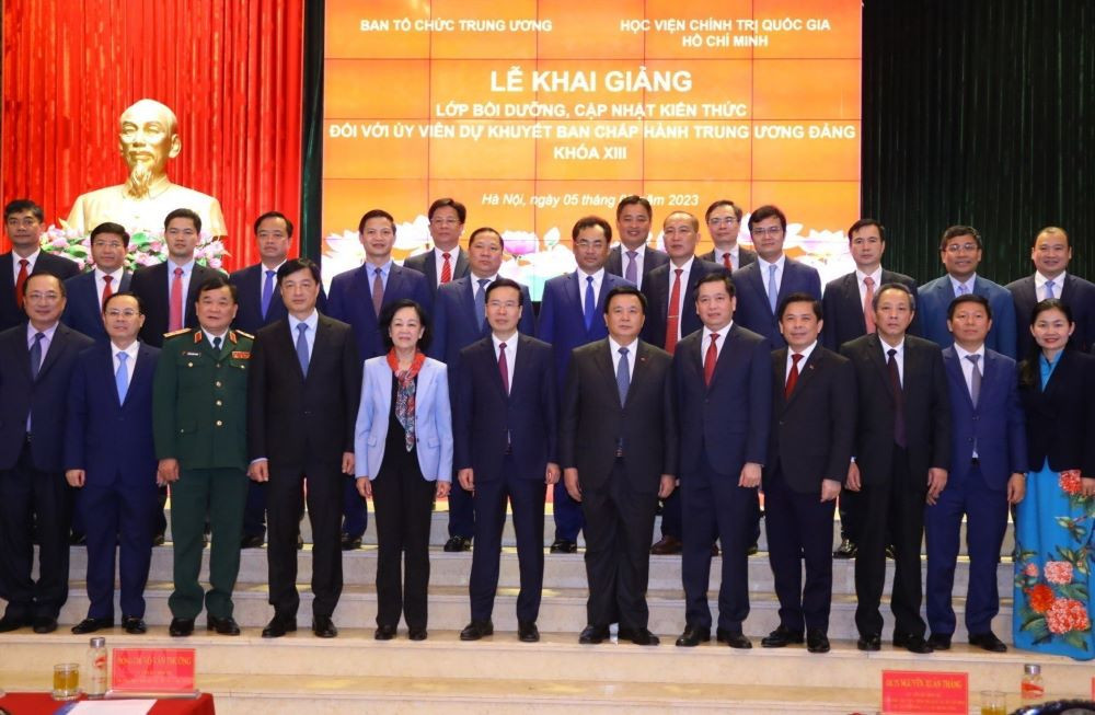 Thường trực Ban Bí thư Võ Văn Thưởng cùng đại diện các bộ, ban, ngành và các học viên Thường trực Ban Bí thư Võ Văn Thưởng cùng đại diện các bộ, ban, ngành và các học viên