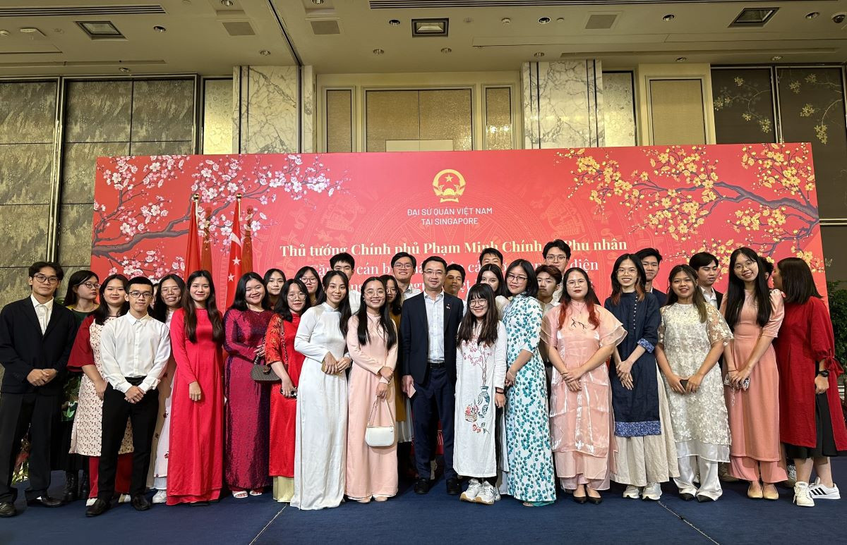 Anh Nguyễn Tường Lâm gặp mặt và trao đổi với lãnh đạo và hơn 30 thành viên của Hội Sinh viên Việt Nam tại Singapore