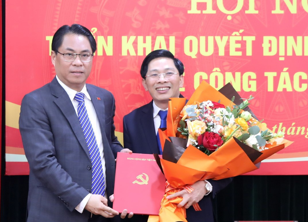 Trao quyết định bổ nhiệm ông Đặng Văn Dũng (bên phải) giữ chức Phó Trưởng Ban Nội chính Trung ương Trao quyết định bổ nhiệm ông Đặng Văn Dũng (bên phải) giữ chức Phó Trưởng Ban Nội chính Trung ương