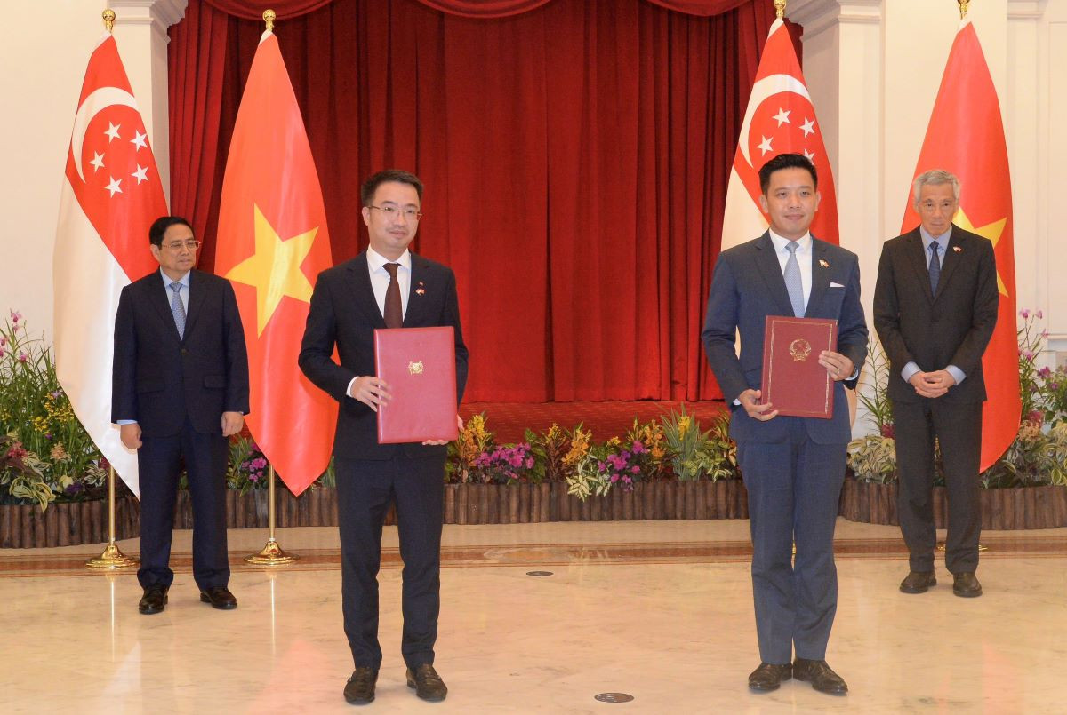 Đại diện Uỷ ban Quốc gia về Thanh niên Việt Nam và Hội đồng Thanh niên Quốc gia Singapore trao biên bản ghi nhớ về hợp tác dưới sự chứng kiến của Thủ tướng Phạm Minh Chính và Thủ tướng Singapore Lý Hiển Long.