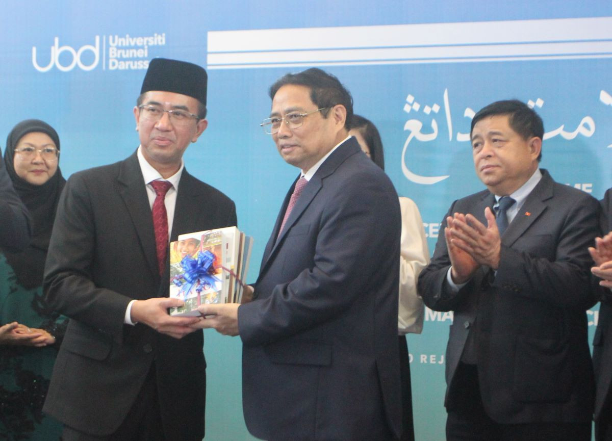 Thủ tướng tặng sách cho nhà trường. Ảnh: Văn Kiên Thủ tướng tặng sách cho nhà trường. Ảnh: Văn Kiên