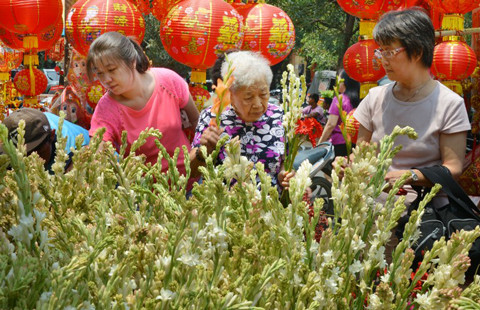 Người dân đi mua hoa bán dạo trên đường ở Jakarta để chuẩn bị đón năm con rắn. Người dân đi mua hoa bán dạo trên đường ở Jakarta để chuẩn bị đón năm con rắn