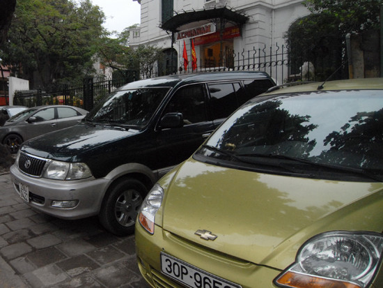 Bãi đỗ xe ô tô trước cửa công ty Alphanam trên đường Bà Triệu