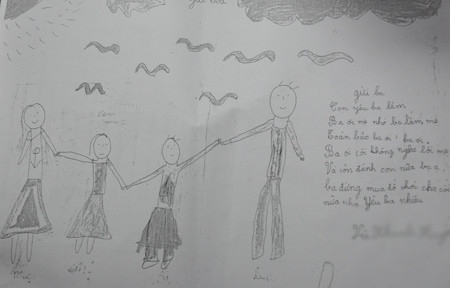 Một trong những lá thư Khanh nhận được của con gái. Ảnh: Việt Dũng (VnExpress). Một trong những lá thư Khanh nhận được của con gái. Ảnh: Việt Dũng (VnExpress)