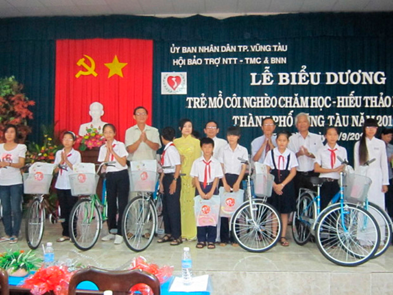 Trao quà từ thiện