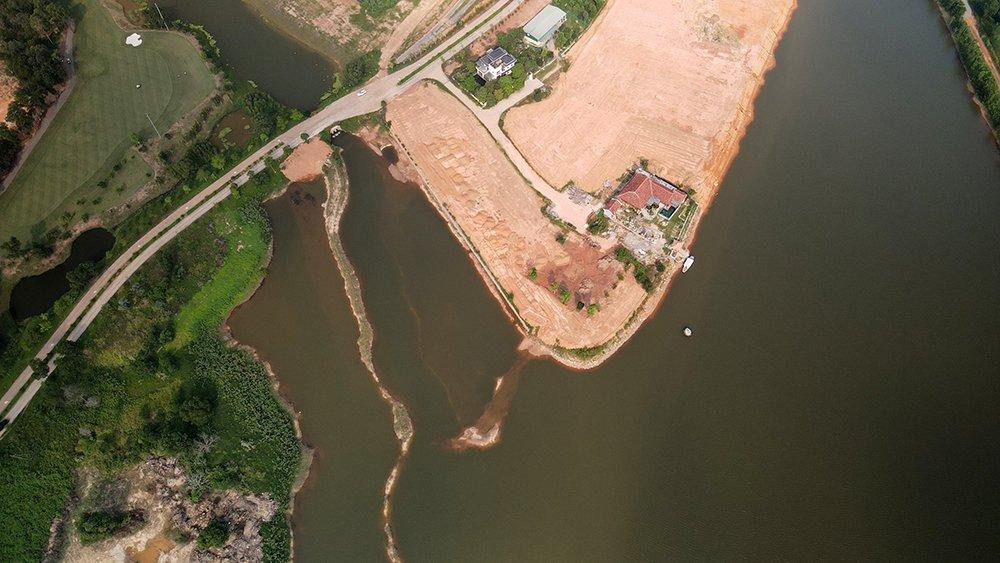 Nhiều khu đất ở hồ Đại Lải được thi công san lấp. Ảnh: Manh Thắng