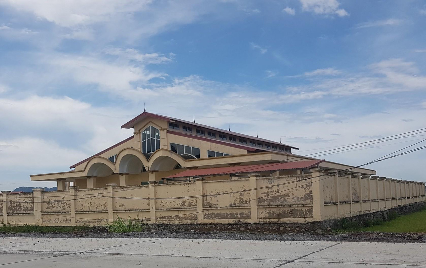 Chợ Gia Tiến được xây dựng giữa cánh đồng. Ảnh: T.B