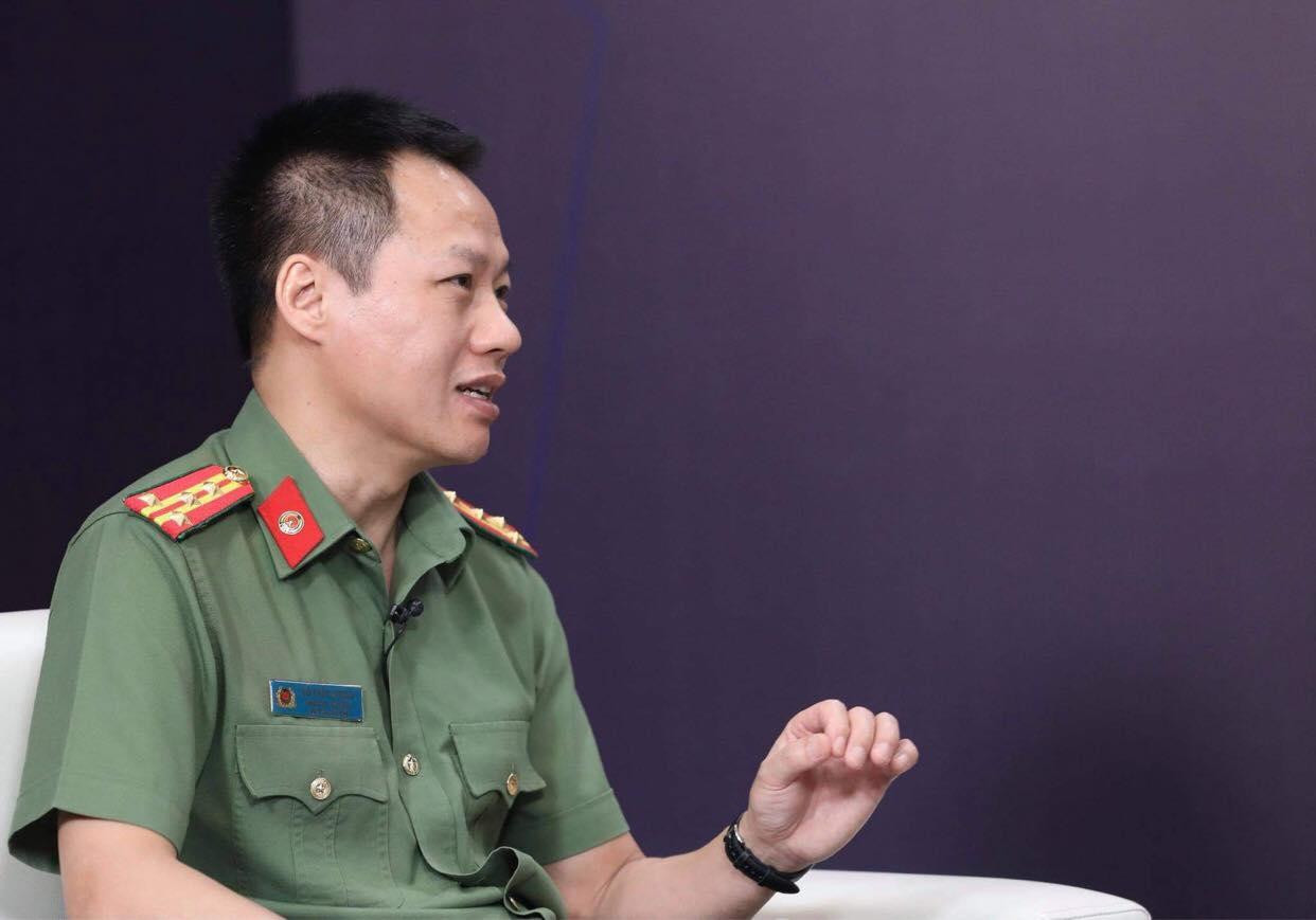 Đại tá Đỗ Khắc Hưởng - Phó Cục trưởng Cục Pháp chế và Cải cách hành chính tư pháp, Bộ Công an giải đáp thắc mắc của công dân. Ảnh: N.L