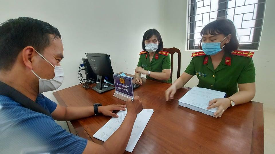 Trường hợp đầu tiên thu hồi sổ hộ khẩu tại Công an phường Phúc La, Hà Đông. Trường hợp đầu tiên thu hồi sổ hộ khẩu tại Công an phường Phúc La, Hà Đông.