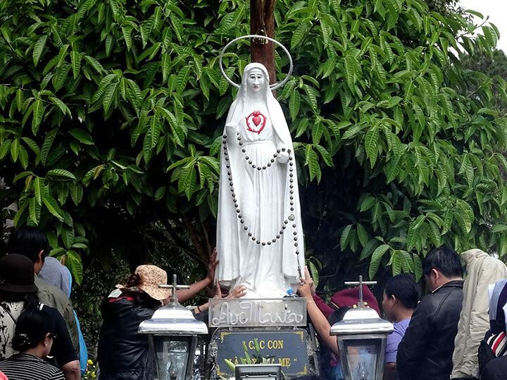 Pho tượng Đức mẹ Măng Đen nhiều lần được khôi phục đôi tay nhưng bất thành. Ảnh tư liệu.