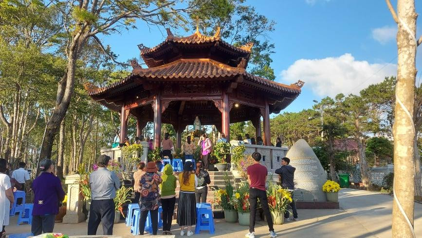 Du khách thập phương hành hương về Đức mẹ Măng Đen. Ảnh: Đ.H