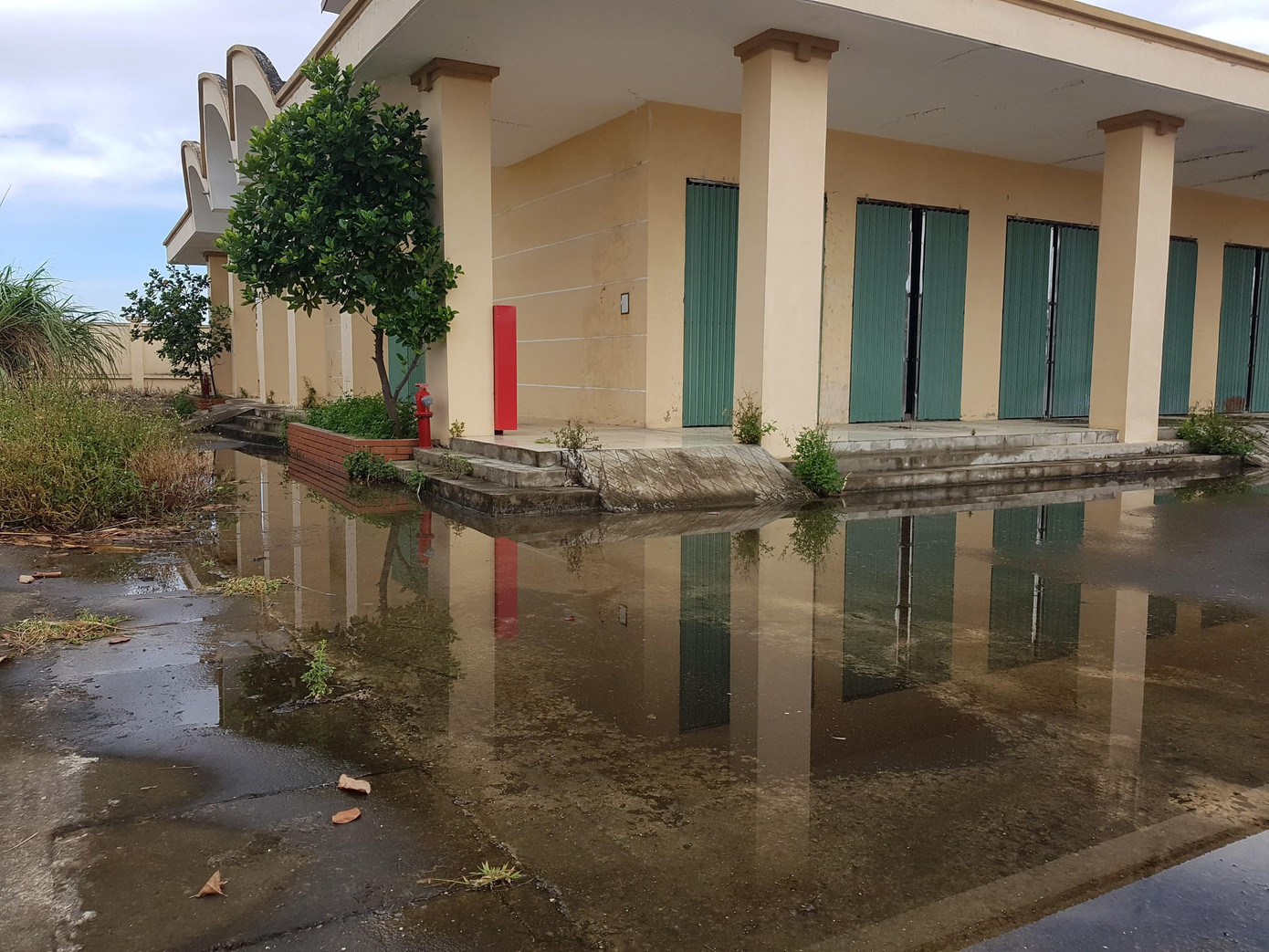 Các ki ốt đều cửa kín then cài. Ảnh: Đ.C