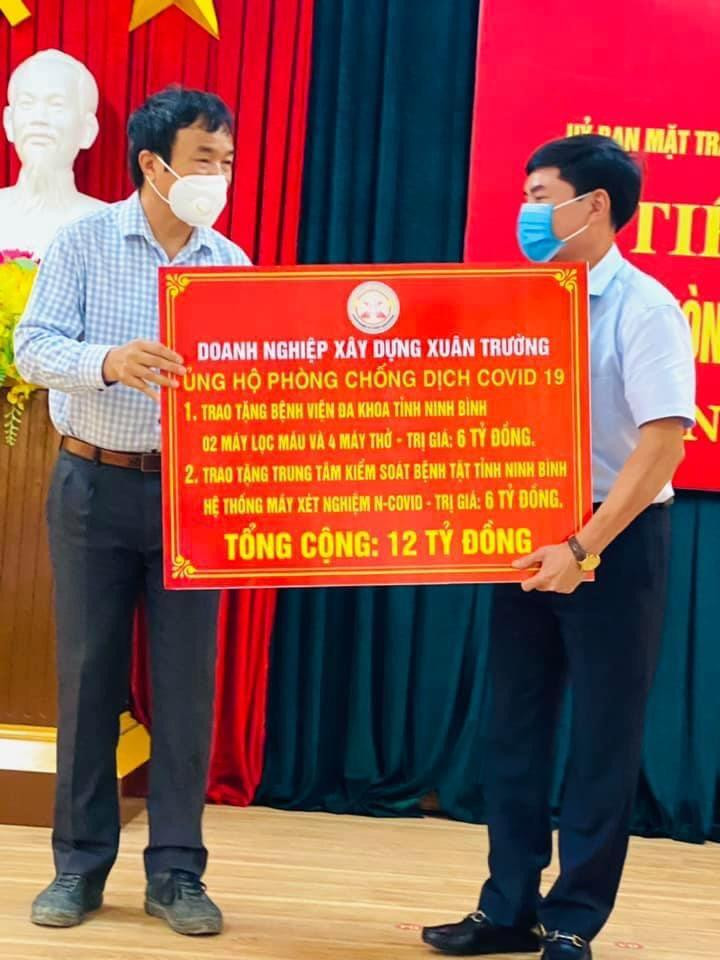 Trước đó, ông Nguyễn Văn Trường (trái) đã trao 12 tỷ đồng vào việc phòng dịch COVID-19 ở Ninh Bình.