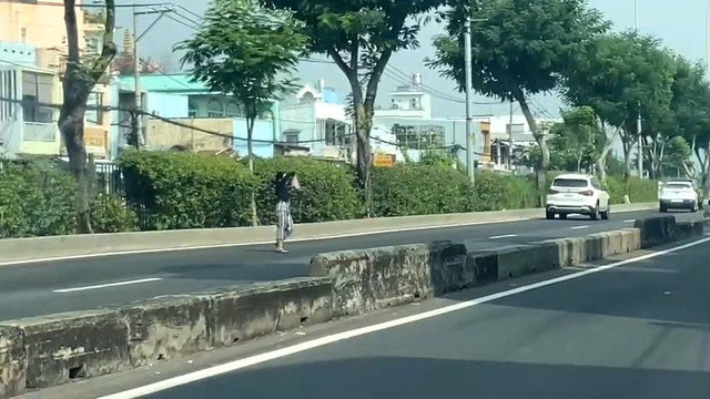 Một phụ nữ băng qua đường không đúng nơi quy định.