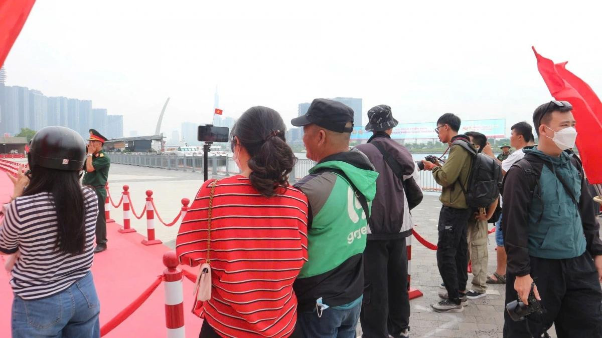 Sự kiện thu hút người dân, du khách tới theo dõi