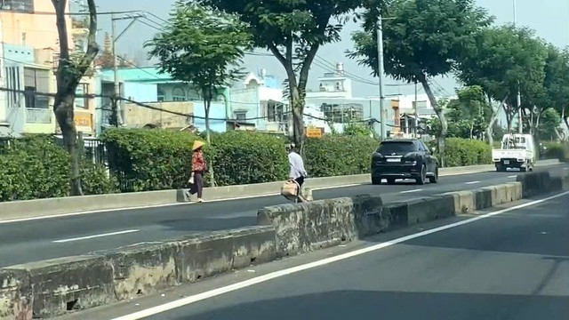 Hai người phụ nữ bất chấp băng qua đường dù không đúng nơi quy định.