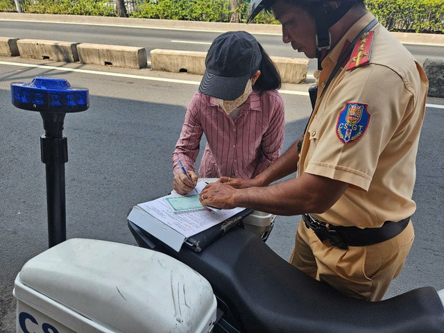 Đội Cảnh sát giao thông An Sương lập biên bản người vi phạm.