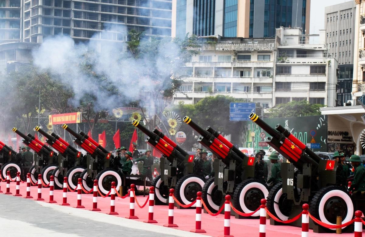 Những khẩu pháo lễ bắt đầu được khai hỏa, diễn tập cho ngày 30/4 tại TPHCM.