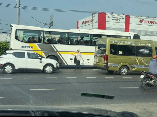 Một người đàn ông băng qua đường trên đường Lê Quang Đạo.